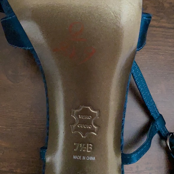 Charles by Charles David blue snake skin heels - Picture 4 of 4